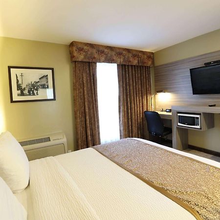 Days Inn By Wyndham Surrey Bagian luar foto
