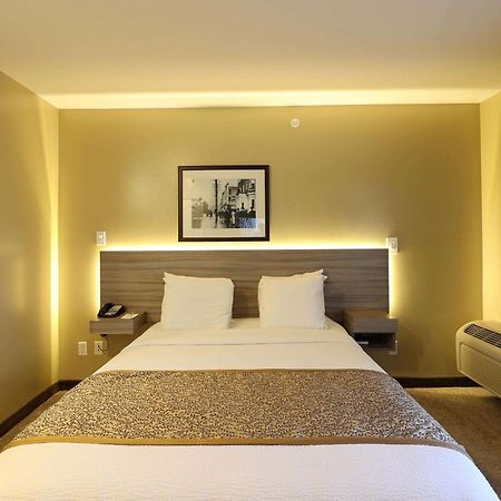Days Inn By Wyndham Surrey Bagian luar foto
