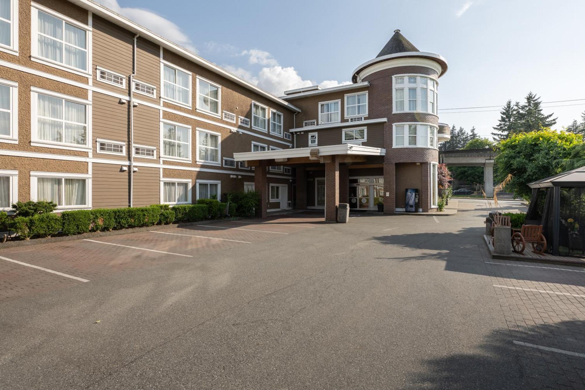 Days Inn By Wyndham Surrey Bagian luar foto