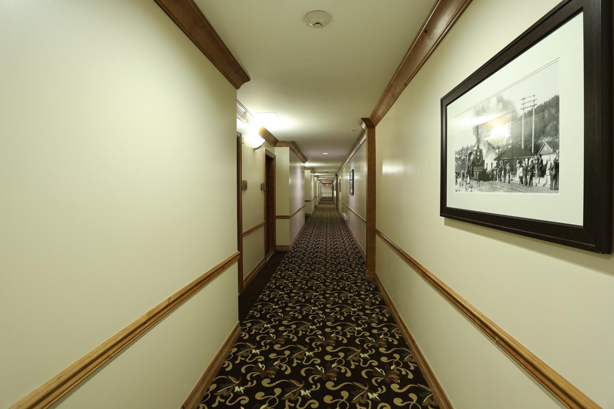 Days Inn By Wyndham Surrey Bagian luar foto