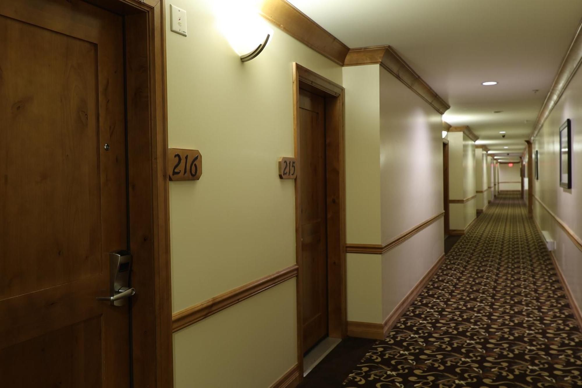 Days Inn By Wyndham Surrey Bagian luar foto