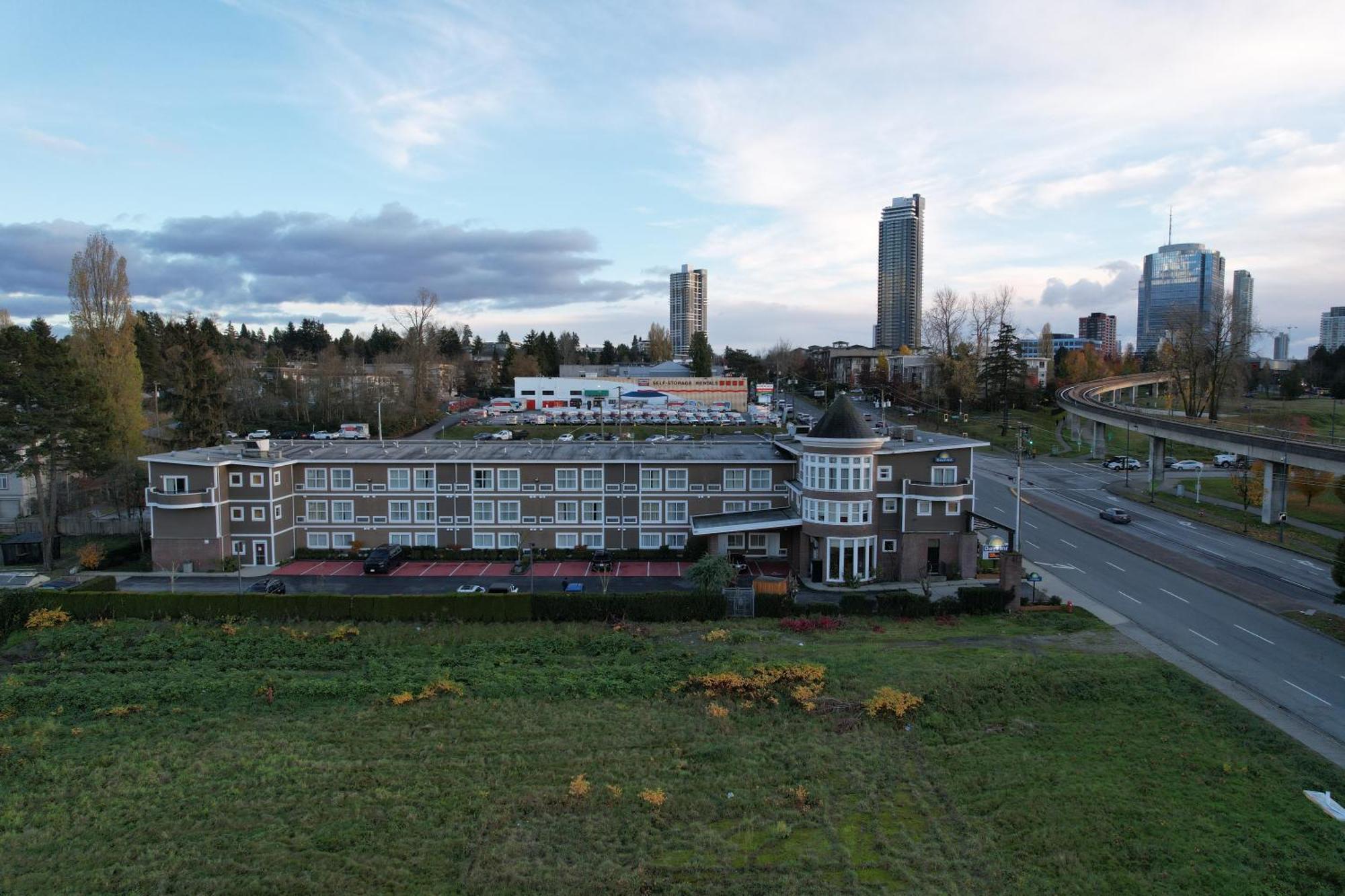 Days Inn By Wyndham Surrey Bagian luar foto