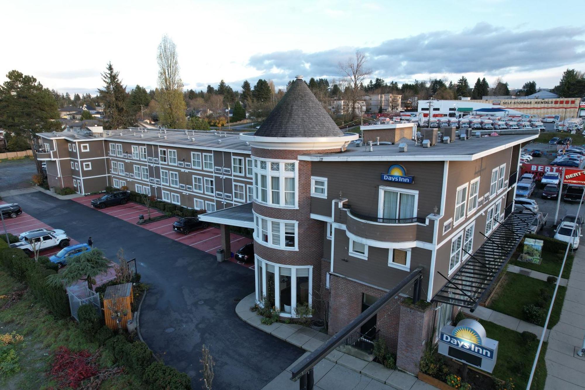 Days Inn By Wyndham Surrey Bagian luar foto