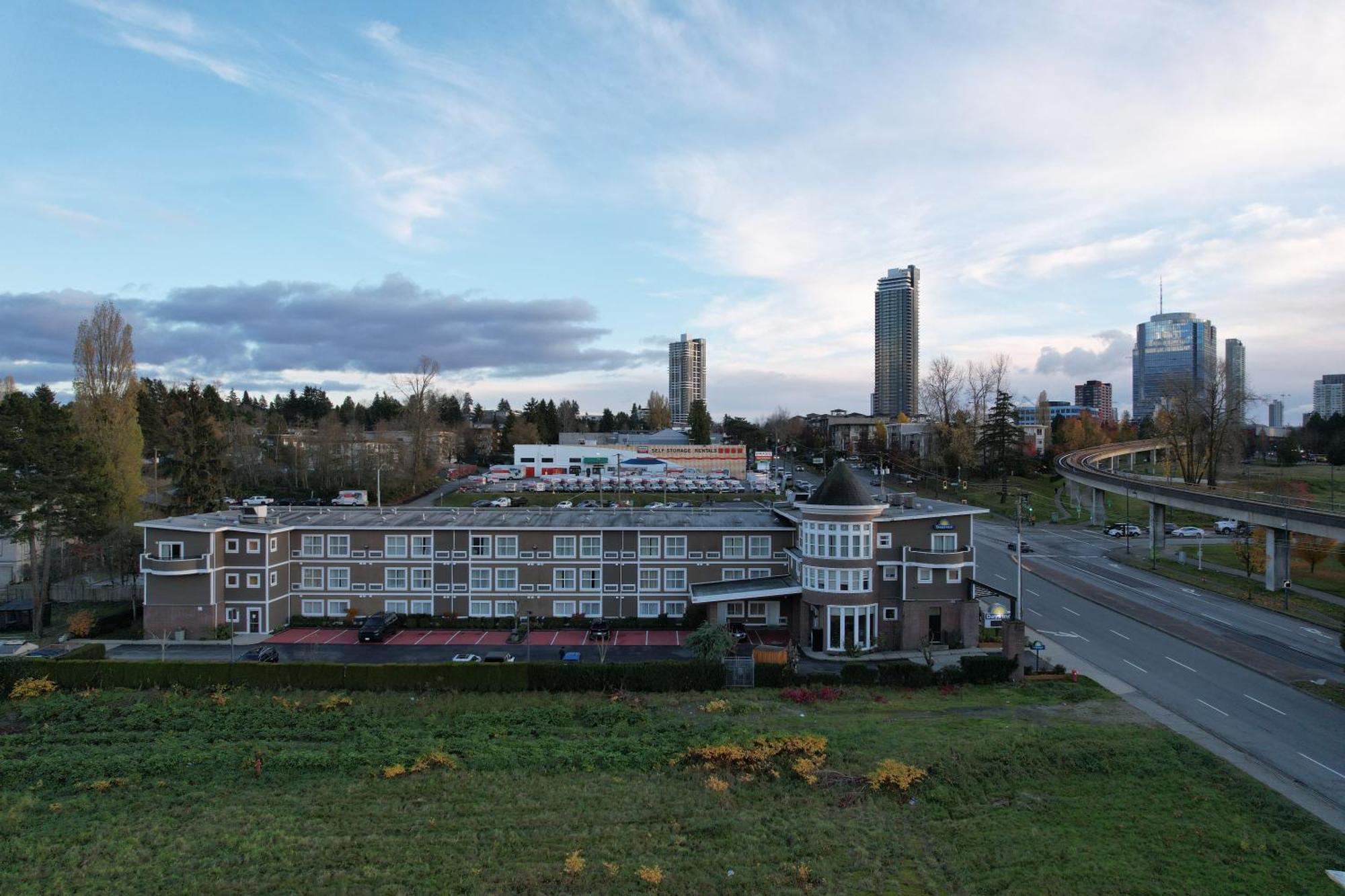 Days Inn By Wyndham Surrey Bagian luar foto