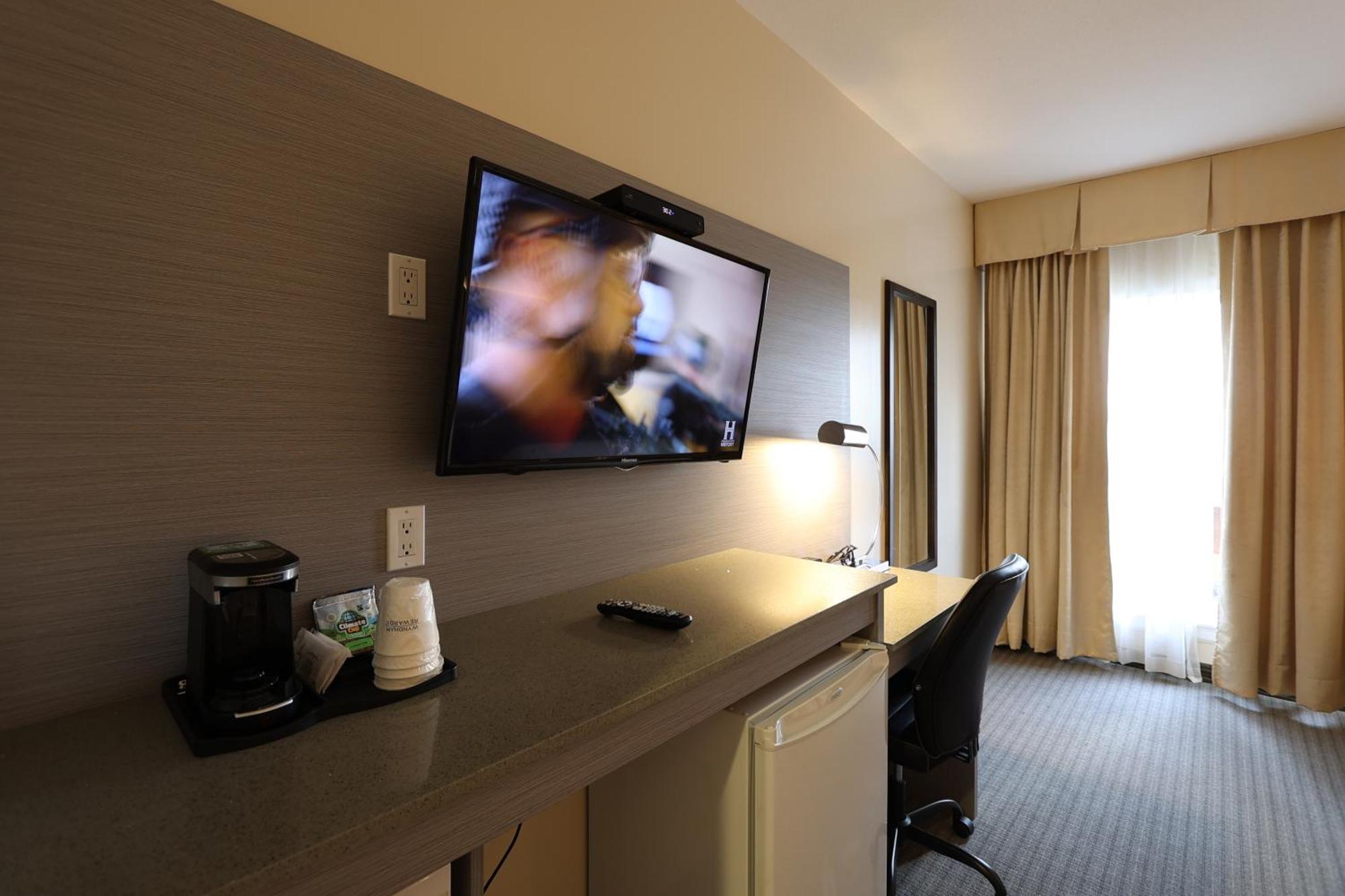 Days Inn By Wyndham Surrey Bagian luar foto