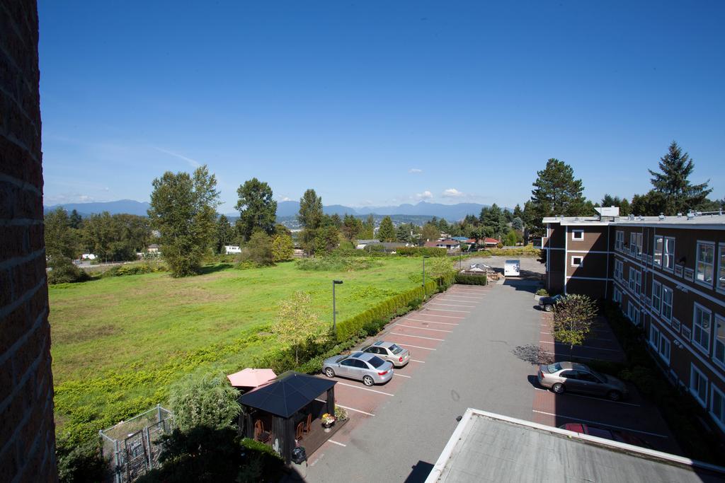 Days Inn By Wyndham Surrey Bagian luar foto